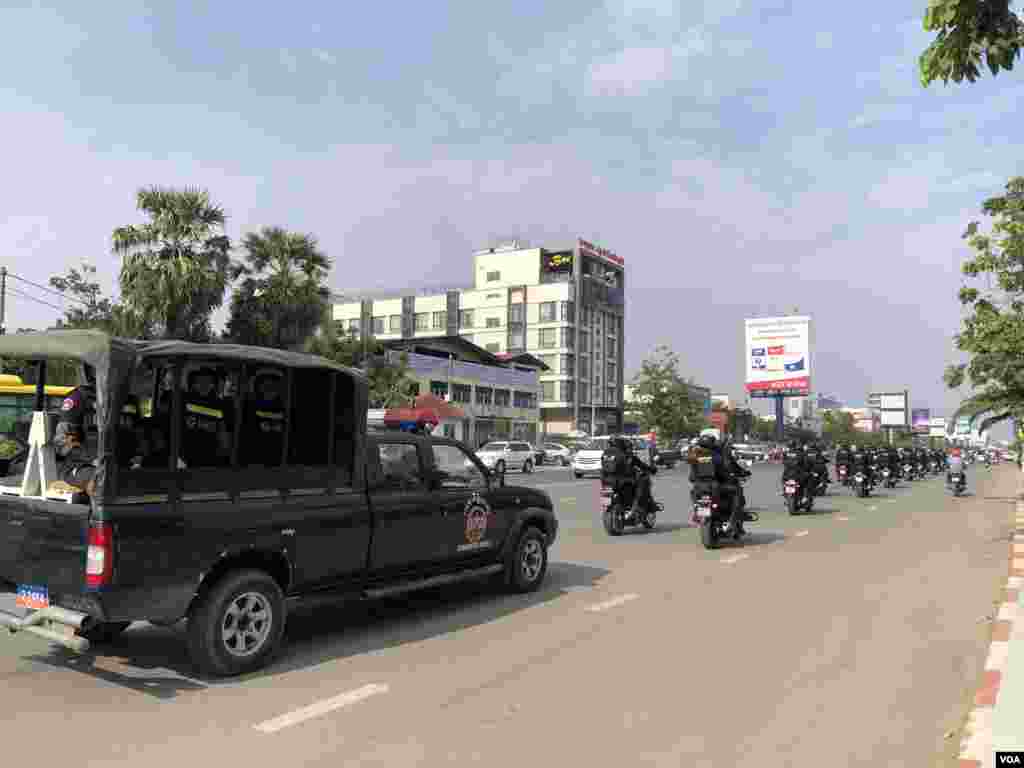 កម្លាំង​សមត្ថកិច្ច​ចម្រុះ ដែល​មាន​ក្រុម​កងរាជ​អាវុធ​ហត្ថ និងកង​កម្លាំង​ទាហា​ន​ជាច្រើន​រយ​នាក់​ប្រដាប់​ដោយ​អាវុធ​ ល្បាត​នៅ​​ខាងមុខ អាកាសយានដ្ឋាន​អន្តរជាតិ​ភ្នំពេញ​រង់ចាំ​ការ​វិល​ត្រឡប់​របស់​លោក សម រង្ស៊ីមេដឹក​នាំ​ក្រុម​ជំទាស់​​នា​ថ្ងៃសៅរ៍ ទី​០៩ វិច្ឆិកា ឆ្