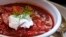 Hidangan khas Ukraina, Borscht, yang disajikan dengan hiasan daun dill dan satu sendok smetana (krim asam). (Photo: Wikipedia)