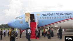 Presiden Joko Widodo di Halim Perdana Kusuma, Jakarta, Minggu, 26 April 2015, menyatakan pemerintah Indonesia siap membantu Nepal. (VOA/Andylala)