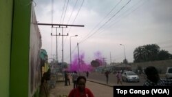 Les forces de l'ordre ont tiré des grenades lacrymogènes pour disperser la foule qui répondait avec des jets pierres, à Kinshasa, 26 mai 2016. Top Congo