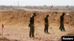 រូបឯកសារ៖ ក្រុមអ្នកដោះមីនកំពុងប្រតិបត្តិការស្វែងរកគ្រាប់មីន នៅទីក្រុង Hammam al-Alil ស្ថិតនៅភាគខាងត្បូងនៃទីក្រុង Mosul ប្រទេសអ៊ីរ៉ាក់ កាលពីថ្ងៃទី២៩ ខែកក្កដា ឆ្នាំ២០១៧។ (REUTERS/Suhaib Salem)