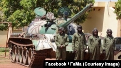 Des soldats du régiment blindé à Kati, Mali, le 4 mai 2018. (Facebook/FaMa).