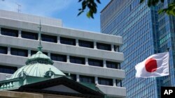 일본 중앙은행인 일본은행(BOJ) 본부 앞에 일본 국기가 걸려 있다. (자료사진)
