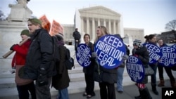 Bettina Hager (tengah) dan Jeff Foster (kiri) bergabung dalam peringatan 40 tahun Roe versus Wade, keputusan MA yang melegalkan aborsi di Amerika, di depan Mahkamah Agung AS di Washington DC, Selasa 22 Januari 2013. (APhoto/Manuel Balce Ceneta)