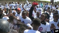 모이즈 대통령의 장례식이 열리는 장소 바깥에 수 백명의 시위대가 모였다. 