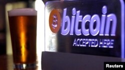 Un panneau indiquant l'acceptation du paiement par Bitcoin, en Australie, le 29 septembre 2015.