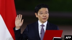 នាយករដ្ឋមន្ត្រី​ថ្មី​របស់​សិង្ហបុរី​លោក Lawrence Wong ស្បថ​ចូល​កាន់តំណែង​នៅ​វិមាន​រដ្ឋាភិបាល ក្នុង​ប្រទេស​សិង្ហបុរី នាថ្ងៃទី១៥ ខែឧសភា ឆ្នាំ២០២៤។ 