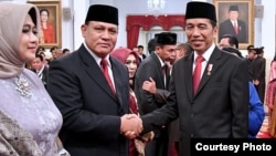 Presiden Joko Widodo bersalaman dengan Ketua KPK periode 2019-2023 Firli Bahuri usai pelantikan di Istana Negara, Jakarta, 20 Desember 2019 (foto dok. Biro Setpres)