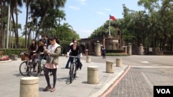 台湾著名学府-台大校本部的前门外景（美国之音杨晨拍摄）