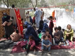 Anak-anak yang mengungsi bersama keluarga mereka, tinggal dalam tenda-tenda di sebuah taman di Kabul.