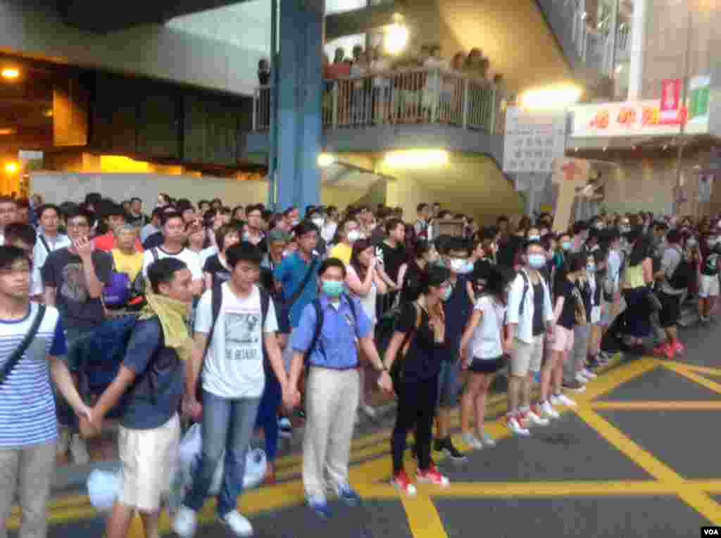 港人声援占中抗拒警方封锁中环金钟多处瘫痪（美国之音海彦拍摄） 