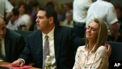 Michelle Carter et son avocat, tribunal pour enfants de Taunton, Massachusetts, USA, le 16 juin 2017.(Glenn C.Silva/Fairhaven Neighborhood News, Pool)