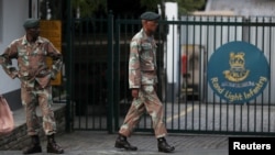 Des membres de l'armée sud-africaine à l'extérieur de la base du Rand Light Infantry Regiment à Craighall Park, Afrique du Sud, le 23 mars 2020.