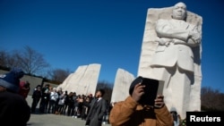 Une foule se rassemble au pied du mémorial Martin Luther King, Jr. à Washington, aux États-Unis, le 21 janvier 2019. 