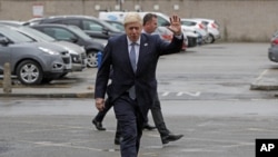 PM Inggris Boris Johnson saat mengunjungi rumah sakit Pilgrim di Boston, timur laut Inggris, Senin, 5 Agustus 2019. 