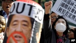 Protesters shout slogans during a rally against Japanese Prime Minister Shinzo Abe's policy about South Korean wartime sex slaves from the Japanese government in front of the Japanese Embassy in Seoul, South Korea, April 1, 2015. 