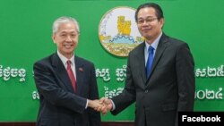 អភិបាល​ខេត្ត​ព្រះ​សីហនុ​លោក​ ម៉ាង ស៊ី​ណេត បាន​ជួប​ពិភាក្សា​ការងារ​ជាមួយ​ឯកអគ្គរដ្ឋ​ទូត​ចិន​ប្រចាំ​ប្រទេស​កម្ពុជា​លោក Wang Wenbin នៅ​ក្នុង​ខេត្ត​ព្រះសីហនុ នៅ​ថ្ងៃទី៣០ ខែធ្នូ ឆ្នាំ២០២៤។ (Facebook / រដ្ឋបាលខេត្តព្រះសីហនុ)