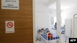 Des patients séropositifs sont allongés sur leur lit au Centre de traitement ambulatoire de Nouakchott (CTA) à Nouakchott le 27 avril 2006.