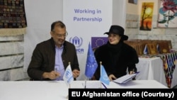 اروپايي ټولنې ویلي دا نوې مرسته به د یو این ایچ سي ار له لارې د ۲۰۲۵ کال د جنورۍ څخه د ۲۰۲۷ کال د ډسمبر تر میاشتې د افغان کډوالو او داخلي بې ځایه شویو کسانو د خیرښیګنې په چارو مصرف شي. 