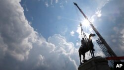 ARHIVA- Radnici uklanjaju spomenik generalu Stonvolu Džeksonu u Ričmondu, Virdžiniji (Foto: AP Photo/Steve Helber, file)