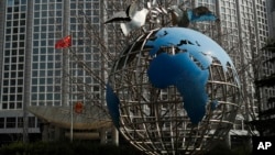 中国外交部大楼前的地球仪与和平鸽。（2020年3月18日）