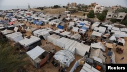 یک کمپ مهاجرین بیجا شده فلسطینی که روی هراس از حمله زمینی اسراییل بر رفح در منطقه دیر البلا در مرکز غزه، ایجاد شده است.