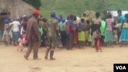 Une réunion dans un village contrôlé FDLR au Nord-Kivu, en RDC. (Nicholas Long for VOA News)