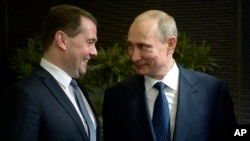 پژوهشگران می گویند نحوه خاص قرار گرفتن دست چپ و راست ولادیمیر پوتین، مدودوف برای واکنش سریع در صورت مواجهه با خطر است.