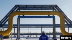 Seorang teknisi Gazprom memeriksa pipa-pipa gas Rusia di Svobodny, Siberia-Rusia (foto: dok).