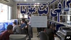Warga Iran menggunakan internet di sebuah internet cafe di Teheran (foto: ilustrasi). 
