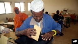 Un électeur exprime son vote lors d'une élection présidentielle à Djibouti, le 8 avril 2011. 