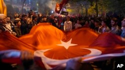 អ្នកគាំទ្រ​លោក​ប្រធានាធិបតី Recep Tayyip Erdogan ប្រមូលផ្តុំគ្នា​នៅ​ទីក្រុង Istanbul ប្រទេស​តួកគី កាលពី​ថ្ងៃទី១៤ ខែឧសភា ឆ្នាំ២០២៣។