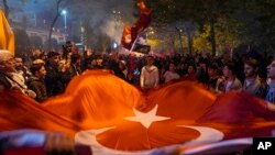 Supporters of President Recep Tayyip Erdogan gather in Istanbul, Turkey, May 14, 2023. 