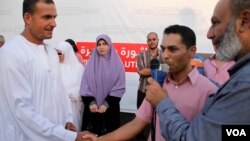 Alia's uncle (L) stands for his niece as Mohammad takes marriage vows which include that ousted President Mohamed Morsi is still the president, in Cairo, Aug. 6, 2013. (Photo: H. Elrasam for VOA.) 