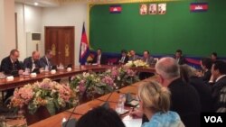 លោក​ ហោ​ ណាំហុង​ រដ្ឋ​មន្ត្រី​ក្រសួង​ការបរទេស​បាន​កោះ​ប្រជុំ​អង្គ​ទូត​នានា​ប្រចាំ​នៅ​ប្រទេស​កម្ពុជា​នៅ​ឯ​ទី​ស្តី​ការ​ក្រសួង​ការបរទេស​ ដើម្បី​ស្តាប់​ការ​ពន្យល់​របស់​លោក​ទាក់​ទិន​ការ​ធ្វើ​បាតុកម្ម​ទាមទា​ដក​លោក​ កឹម​ សុខា​ អនុប្រធាន​គណបក្ស​ប្រឆាំង​ចេញ​ពី​តំណែង​អនុប្រធាន​រដ្ឋ​សភាកាល​ពី​ថ្ងៃ​សុក្រ ទី៣០ ខែ​តុលា ឆ្នាំ២០១៥។ (VOA Khmer)