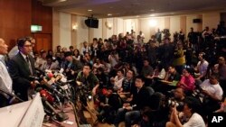 Departemen Malaysia Penerbangan Sipil Direktur Jenderal Azharuddin Abdul Rahman, dan kedua dari kiri, memberi keterangan konferensi pers di sebuah hotel di Sepang, Malaysia, Senin (10/3).