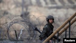 Seorang tentara Korea berjalan menapaki tangga di pos penjagaan dekat zona demiliterisasi (DMZ) yang memisahkan kedua Korea, di Paju, utara Seoul (Foto: dok). Kementerian Pertahanan Nasional Korsel mengeluarkan pernyataan yang meminta Pyongyang untuk menghentikan ancaman yang tidak dapat diterima, Sabtu (30/3).