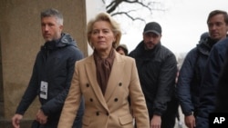 우르줄라 폰데어라이엔 EU 집행위원장(사진 가운데 여성)이 24일 우크라이나 수도 크이우에 도착했다.