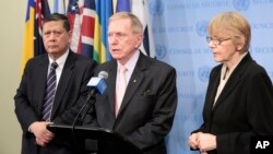 마이클 커비(가운데) 유엔 북한인권조사위원장이 17일 유엔 안보리에서 열린 비공식 회의에 참석한 후 기자들에게 회의 내용을 전하고 있다. 왼쪽은 마르주키 다루스만 유엔 북한인권특별보고관.