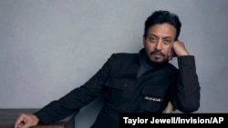 Aktor Bollywood, Irrfan Khan saat berpose untuk promosi film "Puzzle" dalam Sundance Film Festival di Park City, Utah, 22 Januari 2018. (Foto: dok).