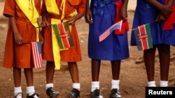 រូបឯកសារ៖ ក្មេង​ស្រីកេនយ៉ាឈរ​កាន់​ទង់ជាតិ​ អាមេរិកនិង​កេនយ៉ា ខណៈរង់ចាំទទួលស្វាគមន៍លោកឯកអគ្គរដ្ឋទូតអាមេរិកប្រចាំ​កេនយ៉ា Robert Godec កាល​ពីថ្ងៃទី១០​ ខែមិនា​ ឆ្នាំ២០១៨។ 