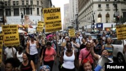 Orang-orang mengambil bagian dalam unjuk rasa atas penembakan terhadap Alton Sterling dan Philando Castile (foto: REUTERS/Eduardo Munoz)