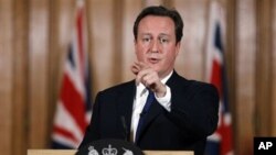 Hoton Frayin ministan Ingila David Cameroon,raanr litinin a wani taron manema labarai a fadar shugaban kasar Ingila.