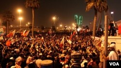 Para demonstran kembali berkumpul di Lapangan Mutiara di Manama, Bahrain, Sabtu malam (2/19).
