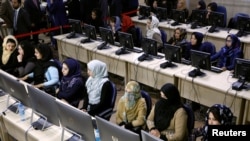 Pekerja pemilu Afghanistan menunggu kertas penghitungan suara pemilihan parlemen, di pusat database Komisi Pemilihan Independen Afghanistan di Kabul, Afghanistan 24 Oktober 2018. (Foto: Reuters / Omar Sobhani)