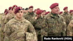 Arhiva - Pripadnici Vojske Srbije i Nacionale garde Ohaja na zajedničkoj padobranskoj vežbi u Srbiji, 2. novembra 2018. (Foto: Rade Ranković, VoA).