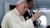 El papa Francisco habla con periodistas en el avión papal de regreso a Roma tras una gira por Tailandia y Japón. Noviembre 26 de 2019. Pool/Remo Casilli/AFP.