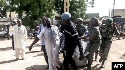 Pasukan keamanan Kamerun mengangkut para korban tewas dalam serangan bunuh diri di Maroua, Rabu (22/7).