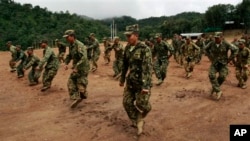 Tentara pemberontak Shan melakukan latihan di sebuah hutan di Myanmar (foto: dok).