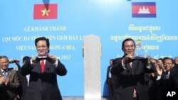 Thủ tướng Nguyễn Tấn Dũng của Việt Nam và người đồng nhiệm phía Campuchia Hun Sen khánh thành cột mốc biên giới số 314 kỷ niệm 45 năm ngày thiết lập quan hệ ngoại giao giữa hai nước hồi tháng 6/2012.